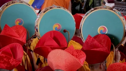 Monks playing the ritual drum inside a monastery in ladakh. 스톡 동영상 121951930
