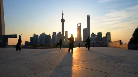 Monks practicing Tai Chi on the Bund at sunrise, Shanghai, China. Vidéo 122470344