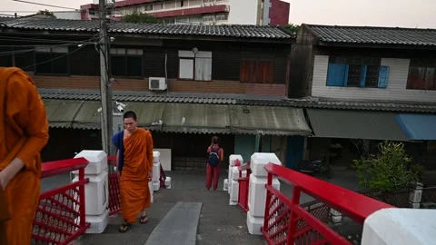 Monks walk down bridge stairs at Wat Paknam Phasi Charoen Vidéo 338386209