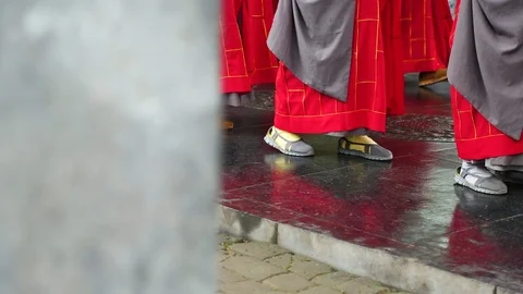 Monks walking in temple Vídeos de archivo 88677251