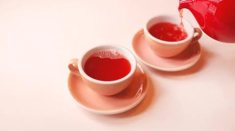Monochrome image of raspberry or berry tea in cups with a teapot. Foto stock