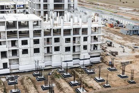 Monolithic frame construction of the building. Solid walls of concrete. 库存照片