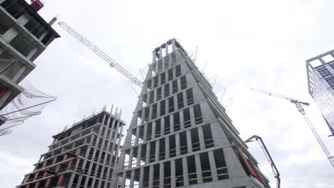 Monolithic structural frame rises with help of tower cranes Stockbeeldmateriaal 330208487