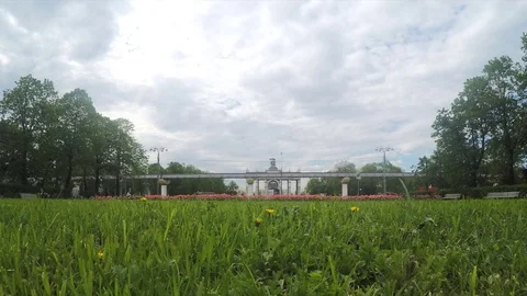 Monorail and flowerbed in front of arch at summer timelapse Stockbeeldmateriaal 78016785