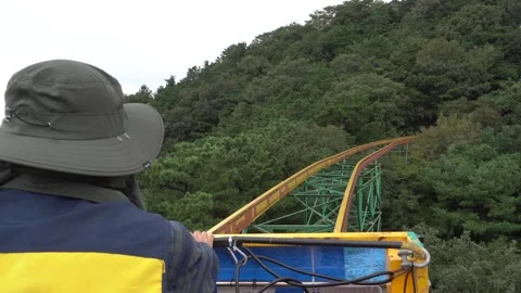 Monorail moving through a forested mountain Vídeo Stock 333663228