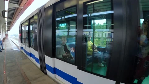 Monorail train arrives at the station. Vídeo Stock 159644358