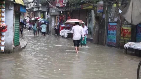 Monsoon rains trigger flooding in Dhaka, BANGLADESH, BD - 12 Jul 2026 库存影片 339329599