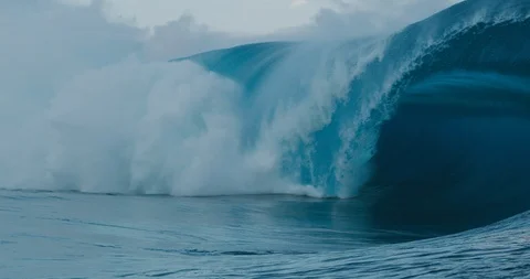 Monster waves breaking Stockbeeldmateriaal 114798573