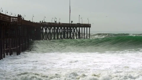 Monster waves crashing into a pier 库存影片 101667308