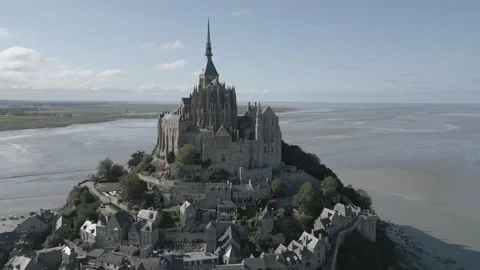 Mont-Saint-Michel pull back Stock Footage 319347900