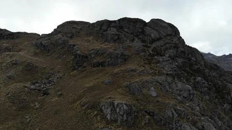 Montaña rocosa nubes Stock Footage 153338628