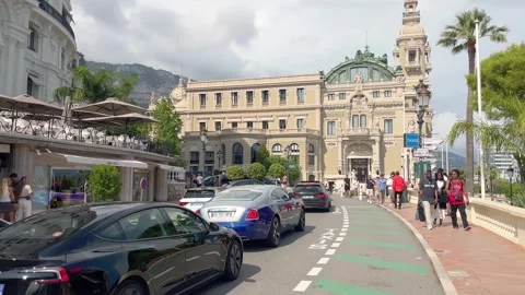 MONTE CARLO, MONACO - AUGUST 18, 2024: People walk, cars pass on street Video stock 320609585