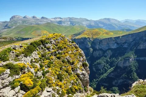 The Monte Perdido mountain range and the Canyon de Anisclo Foto stock