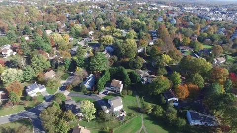 Montgomery County, Maryland Aerial Pull Back - Beautiful Suburbs in Fall Vidéo 84836615
