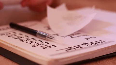 Monthly bills counting 動画素材 84253069