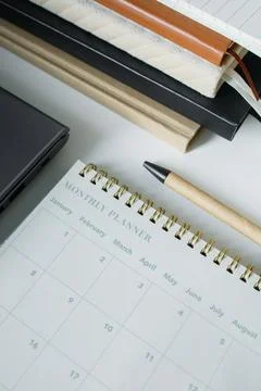 Monthly planner note pad opened on a new clean page. Office table, making p.. Foto stock