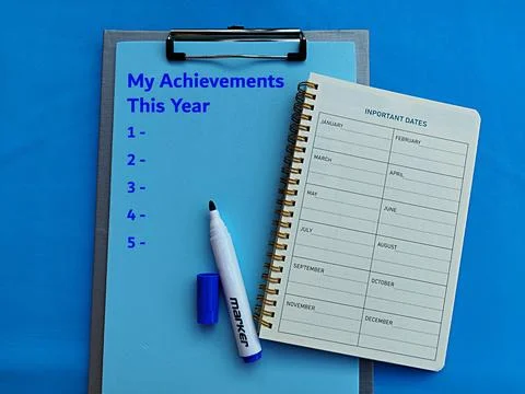 Monthly workbook, marker work notes my achievements this year blue background Foto stock