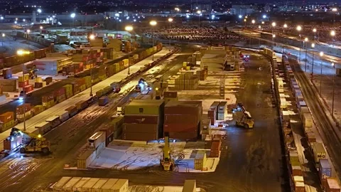 Montréal, Canada Dec 1 '25 - Icy train depot cargo handling night Vidéo 324878461