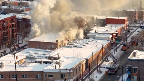 Montréal, Canada Dec 3 '25 - Freezing Snowbound City Struggles Against Flames 스톡 동영상 325537660