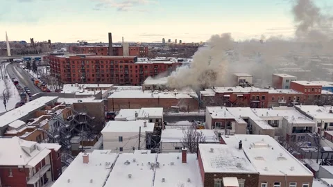 Montréal, Canada Dec 3 '25 - firefighting hose nozzle falls off roof in snafu Stock Footage 325537769