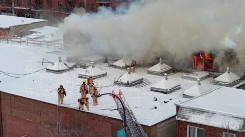 Montréal, Canada Dec 3 '25 - Fire Crew Endures Slippery Roof In Heavy Snow 스톡 동영상 325537786