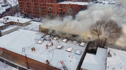 Montréal, Canada Dec 3 '25 - Firemen Fight Flames On Treacherous Winter Roof 스톡 동영상 325537814
