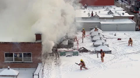 Montréal, Canada Dec 3 '25 - Drone Witnesses Tension On Frosted Structures 스톡 동영상 325537896