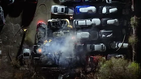 Montréal, Canada Dec 3 '25 - Topdown Firefighters Contain Car Blaze Scene 스톡 동영상 325539586
