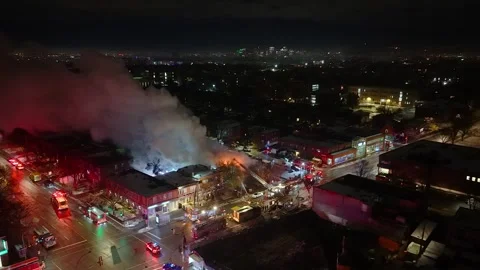 Montréal, Canada Dec 3 '25 - Midnight aerial blaze above silent district glow Stockbeeldmateriaal 325539748