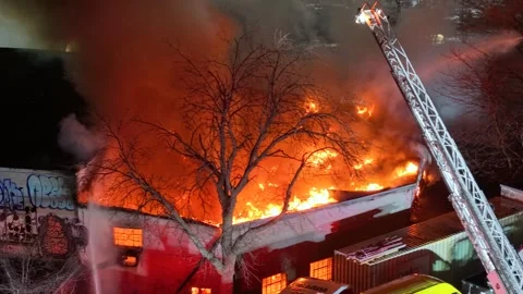 Montréal, Canada Dec 3 '25 - Seething Combustion Crowns Evening sky Stockbeeldmateriaal 325540412