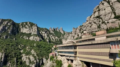 Montserrat Monastery and Striking Mountain Peaks in Catalonia, Spain 库存影片 341938892