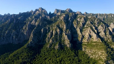 Montserrat Mountain range with slopes and meadows Vídeos de archivo 125986804