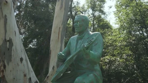 Monument of B.B. King in Musicians Park - Slider shot Stock Footage 150970816