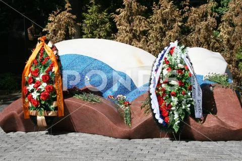 Monument to Boris Yeltsin with wreaths from the defenders of democracy Stock Photos