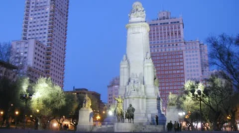 Monument to Cervantes stands in front of Edificio Espana Vidéo 11277855