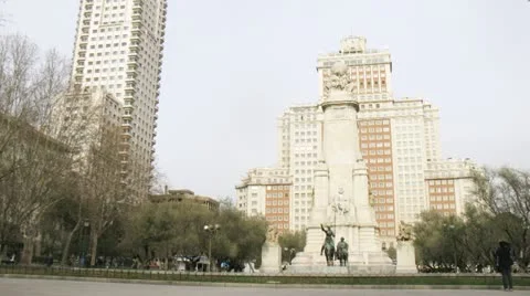 Monument to Cervantes stands in front of  Edificio Espana Vidéo 11277952