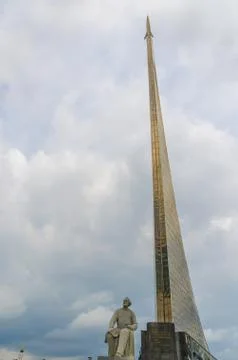 Monument dedicated to the launch of the first Earth satellite by the Soviet U Fotos de archivo