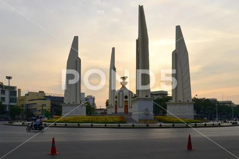 Monument to Democracy close up in the evening twilight. Bangkok Stock Photos