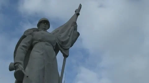 Monument on fallen soldier 스톡 동영상 12679526