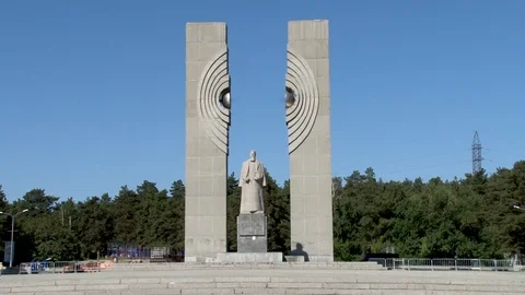Monument to famous Soviet nuclear scientist Kurchatov in Chelyabinsk. Stock Footage 114413157