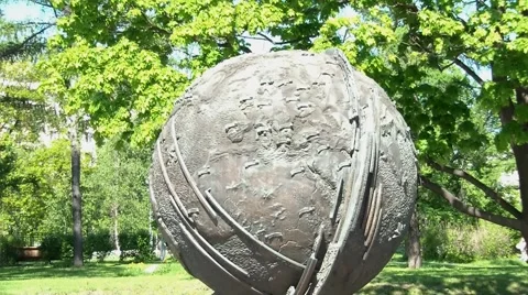 Monument Globe In Park Vídeos de archivo 5298535