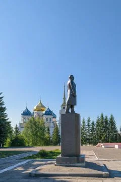 Monument to Lenin on a background of the Holy Trinity church Stock Photos