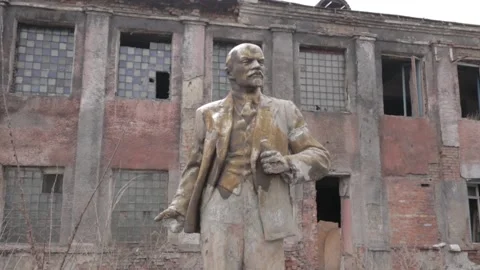 A monument to Lenin in very poor condition Stockbeeldmateriaal 164794157