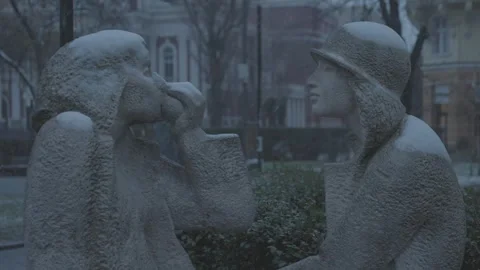 Monument of a man and a woman in Sofia with snowfall in slow motion Vídeos de archivo 296231004