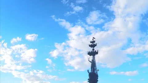 Monument to Peter the Great and clouds timelapse Vidéo 78017152