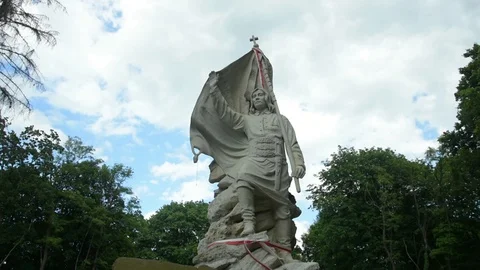 Monument to the pole standing with a cross and the flag of Poland Video stock 115033400