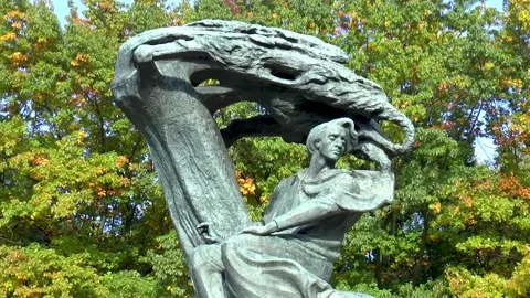 Monument to Polish composer Frederic Chopin. 스톡 동영상 145920973