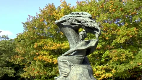 Monument to Polish composer Frederic Chopin. 스톡 동영상 146078418