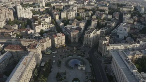 Monument statue at the Independence Square in Kyiv. Ukraine. Aerial. Summer Vidéo 200987649