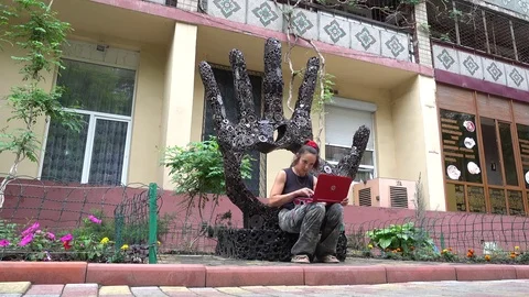 Monument to Steve and a student with laptop Stock Footage 80262251